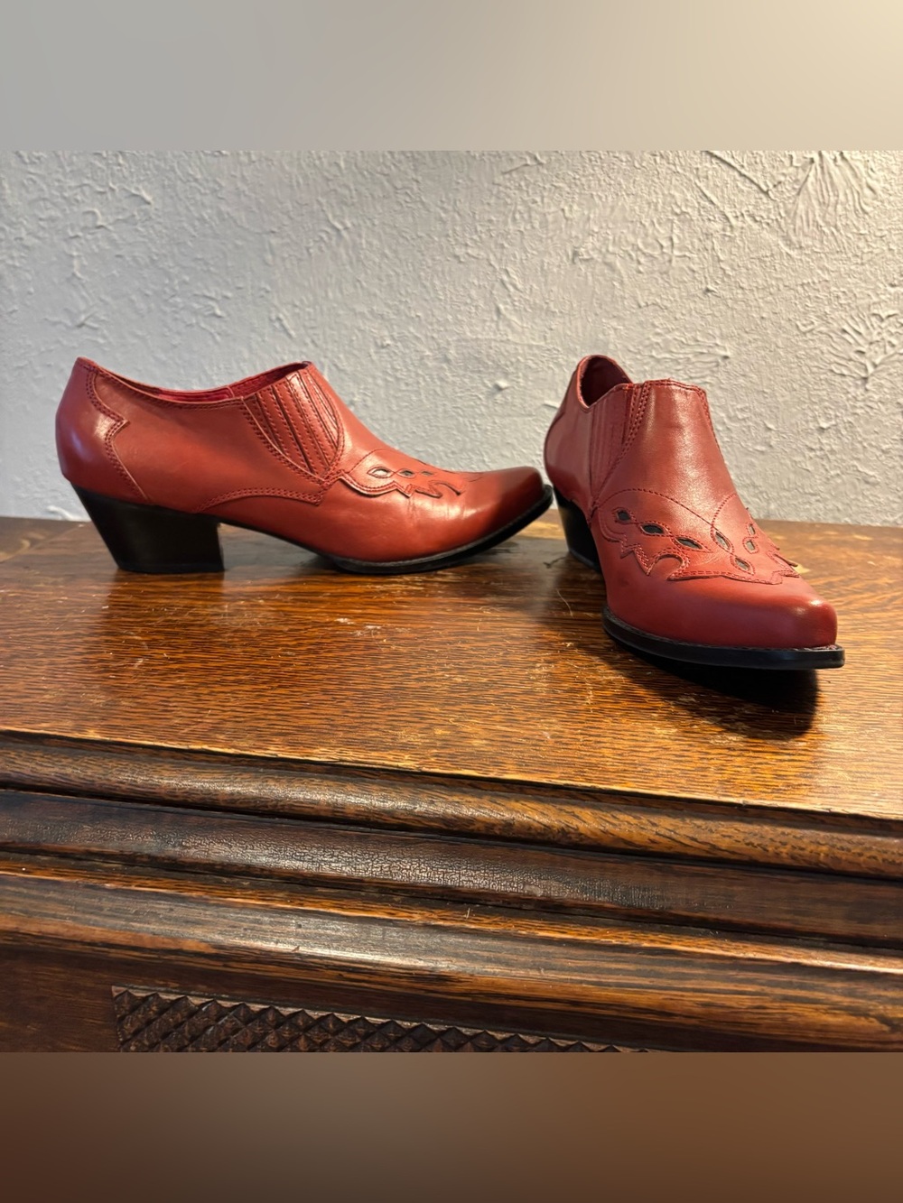 Reba Booties Shoes 8
Western Leather Red Pointed Toe Cutout Rodeo Ankle Boots
